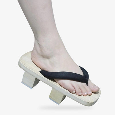 Sandalias japonesas geta de madera con tiras negras vistas de cerca