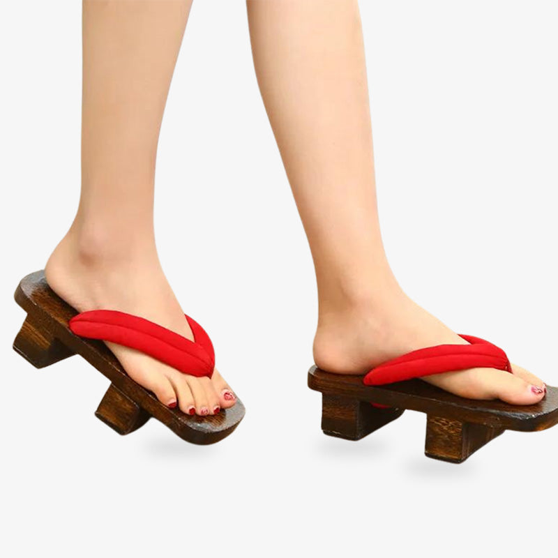 Una mujer camina con sandalias japonesas de madera, combinando estilo antiguo con moda moderna