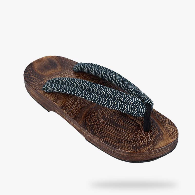 Exhibición de mercado de sandalias japonesas de madera a la venta, variedad de tallas