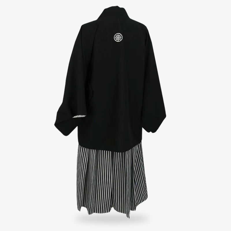 Tejido Sendaihira utilizado en los pantalones hakama a rayas que se llevan con un kimono japonés negro y una chaqueta haori, que combina durabilidad y autenticidad cultural.
