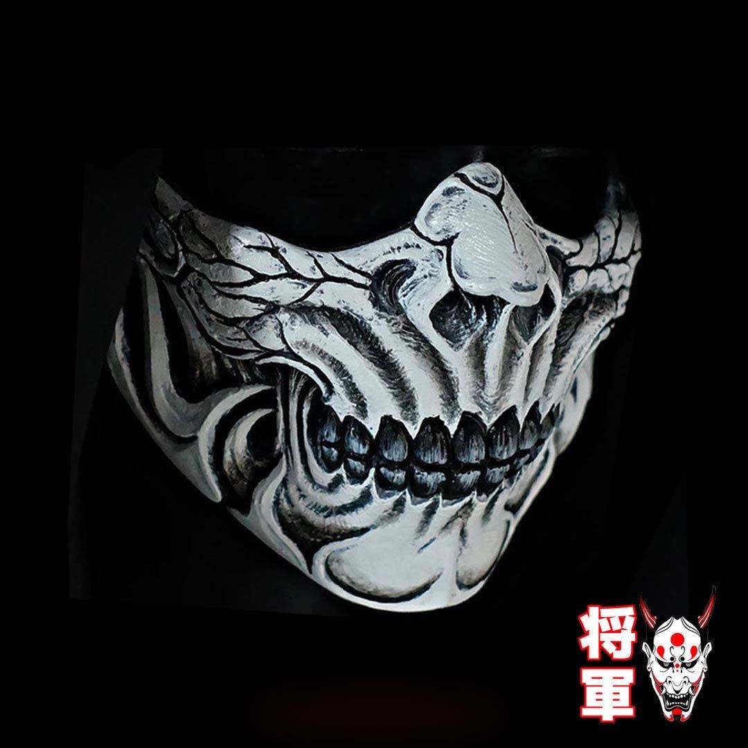 Un hombre lleva una Shinigami máscara japonesa. Es una máscara japonesa con estilo demoníaco oni.