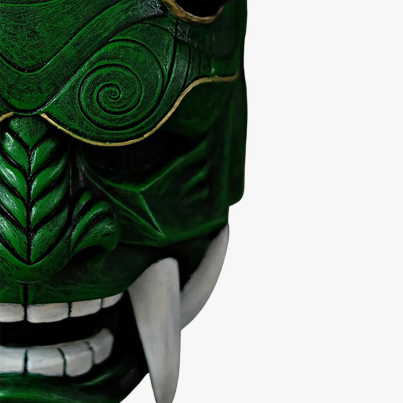 Descubre el significado de la máscara oni verde, una pieza artesanal que simboliza el folclore japonés, hecha con materiales de alta calidad, pintada a mano, con cuernos y dientes afilados