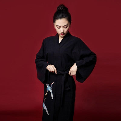 Silueta del kimono mujer con cinturón obi