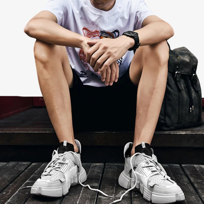 Hombre luciendo sneakers de estilo streetwear japonés en un look casual