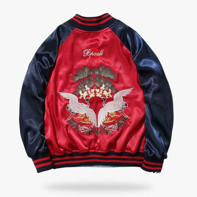 Esta sudadera sukajan bordada con aves y árboles fusiona el arte inspirado en la naturaleza con la moda urbana