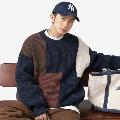 Hombre con sudadera estilo harajuku sentado en una silla