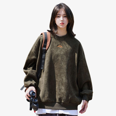 Chica con sudadera de estilo japonés en color verde vibrante, confeccionada con una mezcla de Spandex y poliéster para un ajuste cómodo y elegante