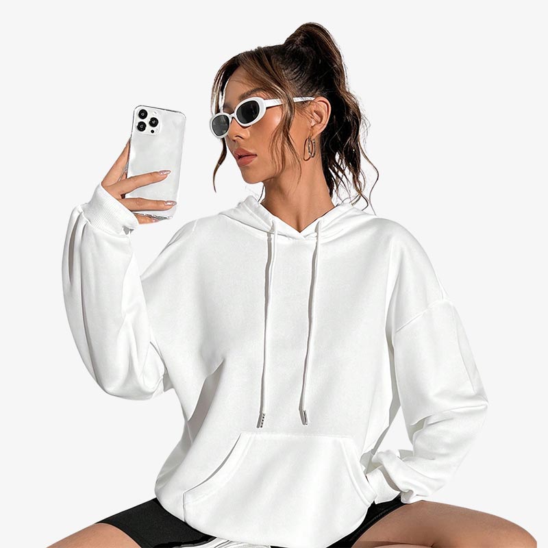 Chica con una sudadera de estilo urbano japonés en tela resistente y color minimalista blanco