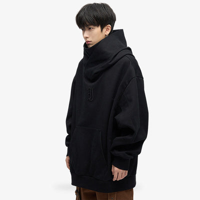 Hombre japonés de pie con una sudadera Harajuku para hombre en color negro minimalista
