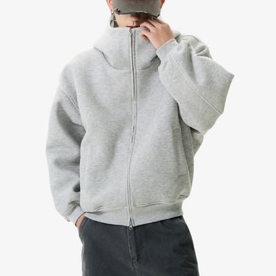 Hombre luciendo una sudadera Harajuku de estilo minimalista inspirado en el streetwear de Tokio