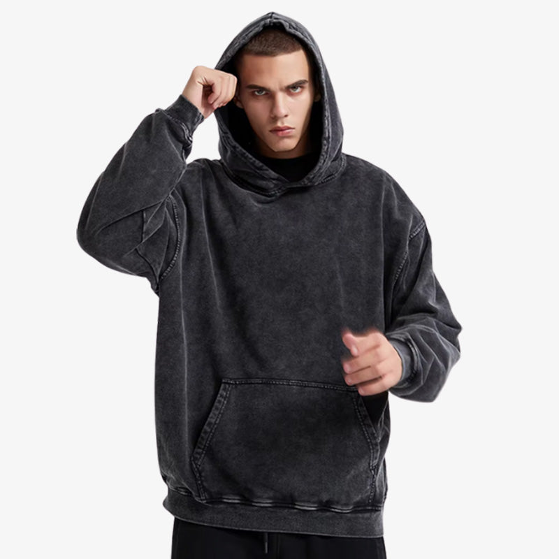 Hombre con sudadera Harajuku Lovers de corte oversize y gráficos minimalistas, ideal para un estilo streetwear japonés atrevido y actual