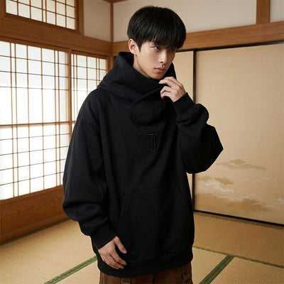 Hombre con sudadera Harajuku negra en una sala tradicional japonesa con paneles shoji