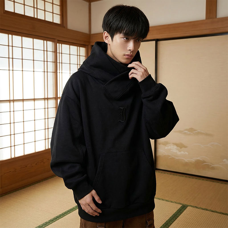 Hombre con sudadera Harajuku negra en una sala tradicional japonesa con paneles shoji