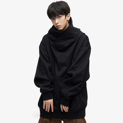 Hombre japonés vistiendo una sudadera Harajuku Tokio negra de estilo minimalista