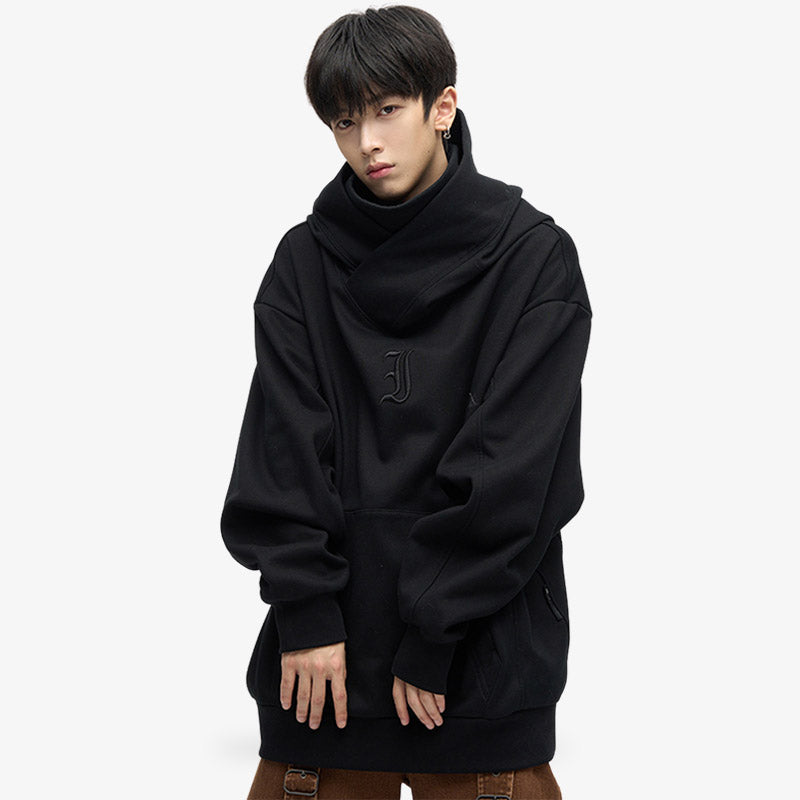 Hombre japonés vistiendo una sudadera Harajuku Tokio negra de estilo minimalista