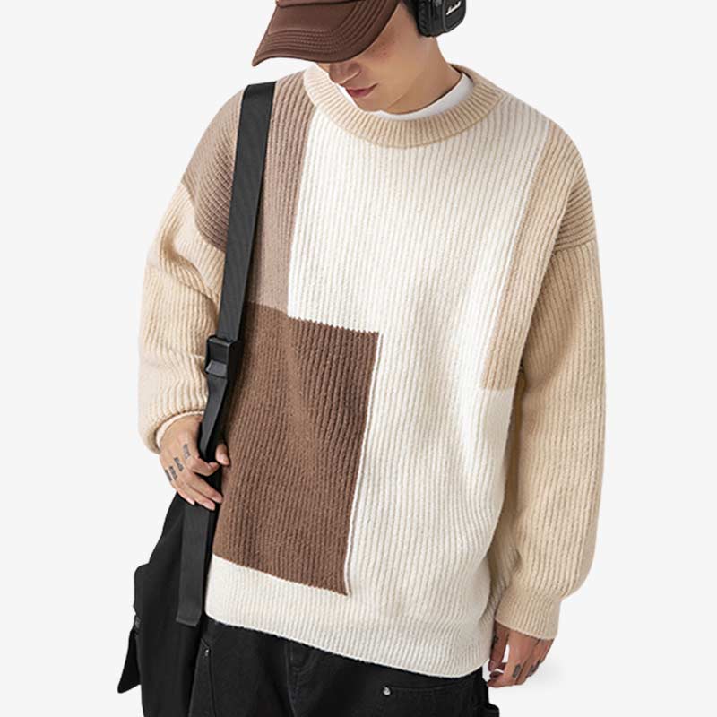 Hombre vistiendo una sudadera japonesa en color crema, elaborada con una mezcla de alta calidad de cachemira y poliéster para máxima comodidad y estilo