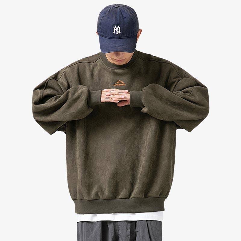 Hombre con sudadera japonesa estética en verde, elaborada con Spandex y poliéster de alta calidad, en un tono verde monocromo minimalista