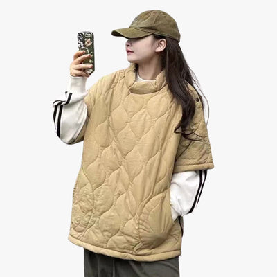 Mujer con sudadera japonesa caqui de tejido acolchado y bolsillos laterales