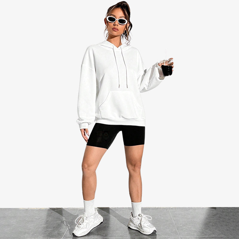 Chica de pie con una sudadera japonesa blanca de estilo streetwear