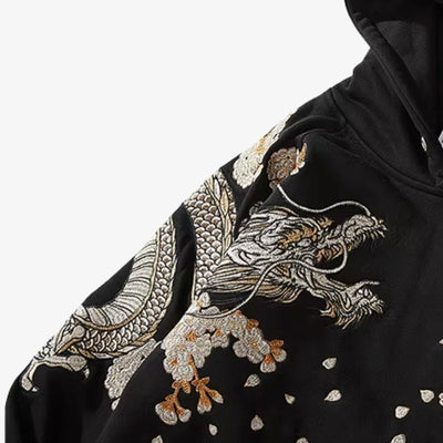Sudadera negra con bordado detallado de dragón sobre fondo blanco