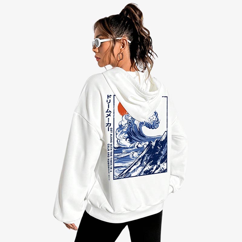 Chica con una sudadera japonesa blanca estampada con la Gran Ola de Kanagawa