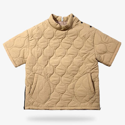Hombre con sudadera streetwear de Tokio en ambiente urbano