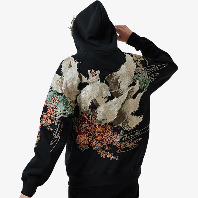 Un hombre viste una sudaderas bordadas hombre con capucha japonesa bordada con diseños tradicionales japoneses, confeccionada con tejido de primera calidad para lograr un look elegante y auténtico.