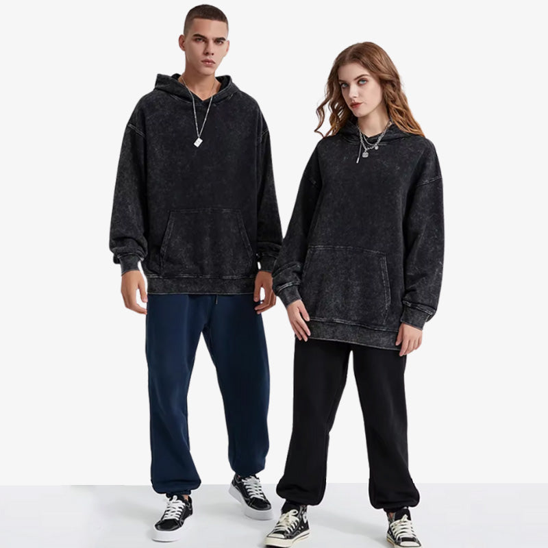 Hombre y mujer vistiendo sudaderas harajuku tokyo con ropa streetwear japonesa