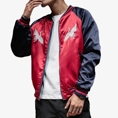 Explora nuestra selección de abrigos con estilo, con la icónica chaqueta sukajan bordada y un diseño streetwear moderno