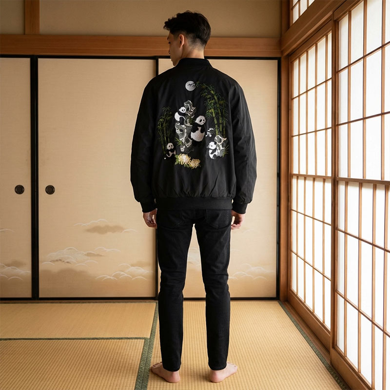 Persona con chaqueta sukajan bordada con panda en un espacio tradicional japonés