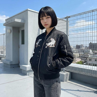 Mujer con chaqueta sukajan negra y diseño de lobo blanco en una azotea de Tokio