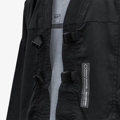 Para un look urbano negro de Harajuku, ponte una techwear belt japonesa de ropa técnica.