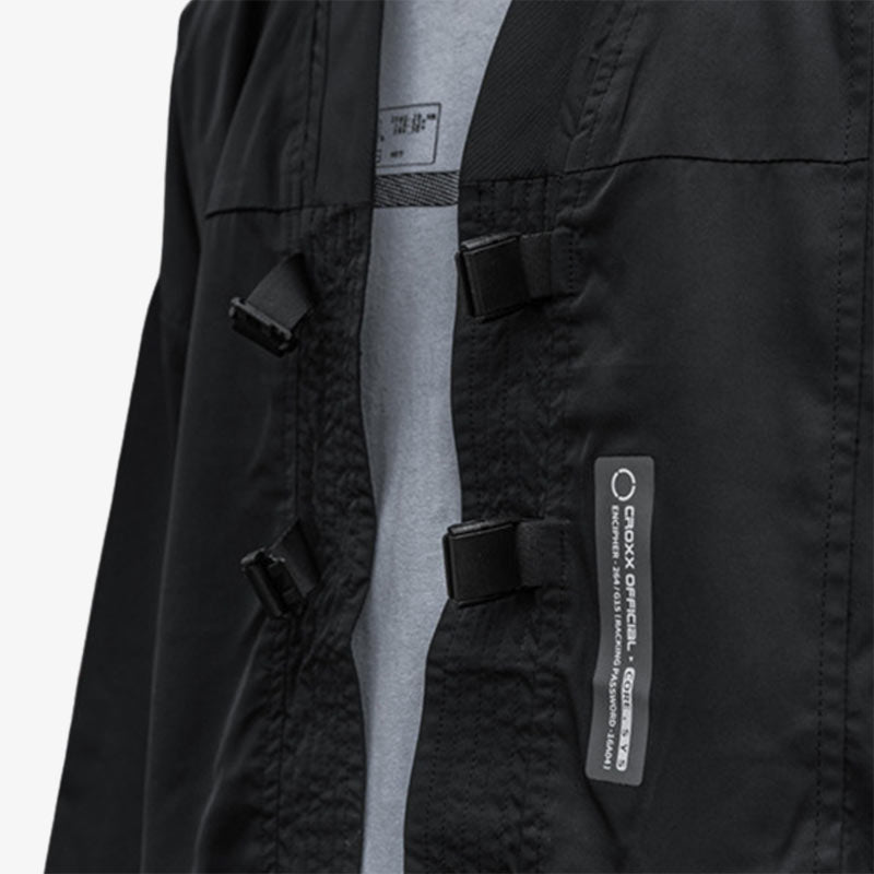 Para un look urbano negro de Harajuku, ponte una techwear belt japonesa de ropa técnica.