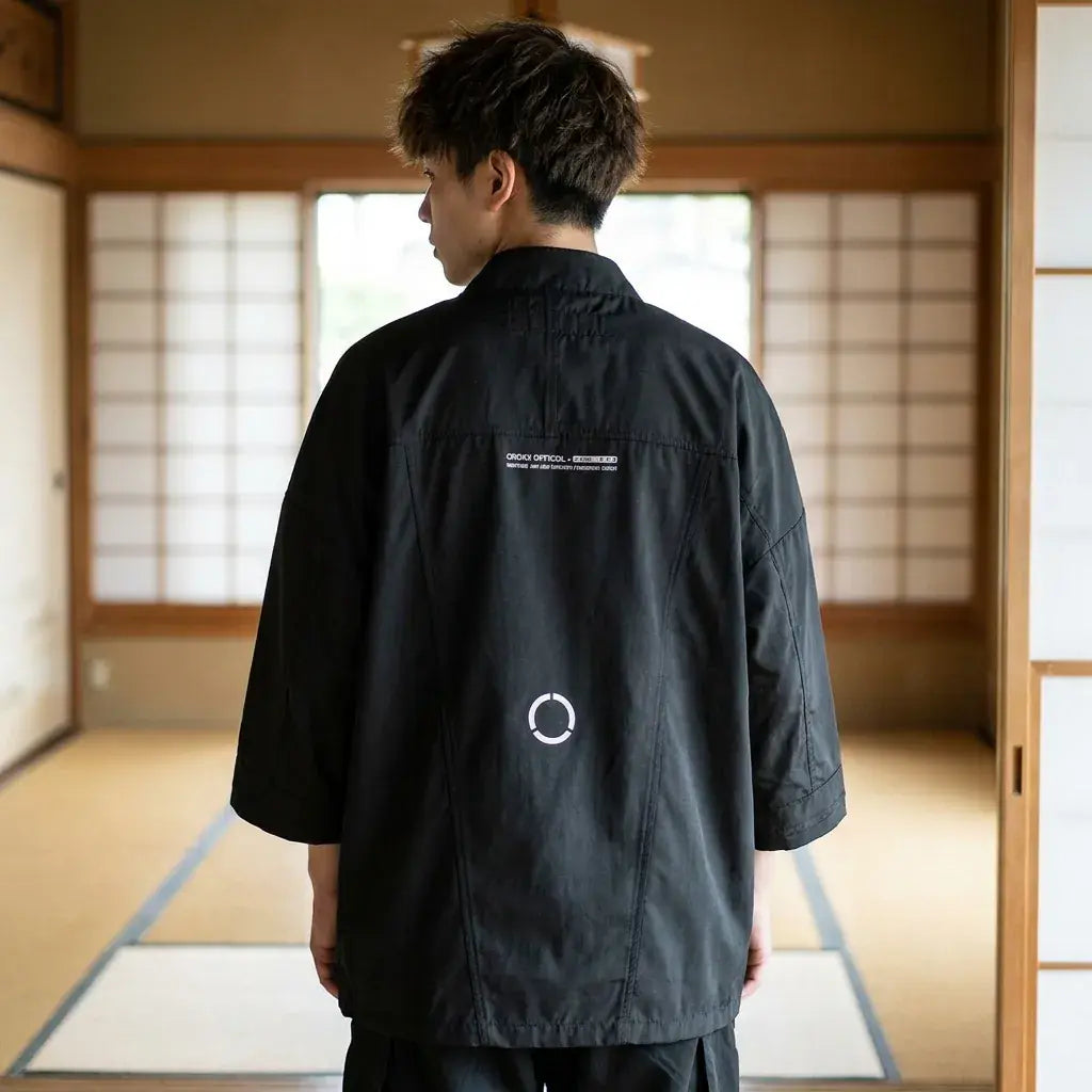 Techwear Kimono en plano, vista trasera