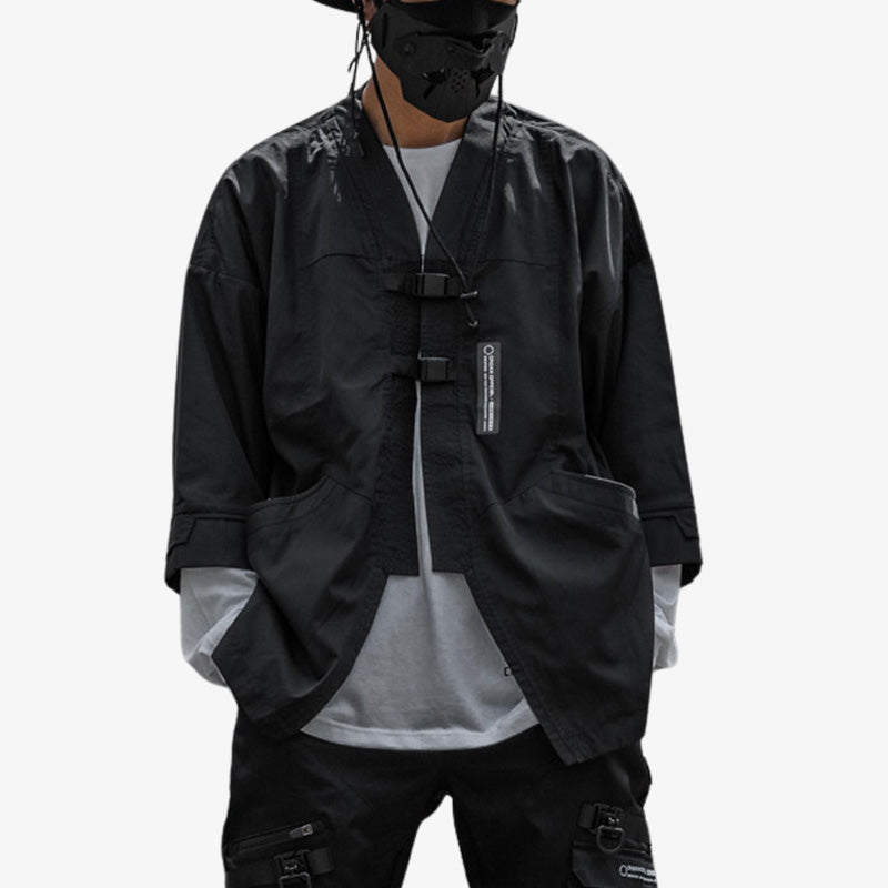 Un hombre japonés posa con una chaqueta techwear masculino y un look urbano japonés en negro