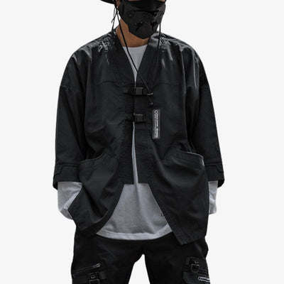 Un hombre japonés posa con una chaqueta techwear masculino y un look urbano japonés en negro