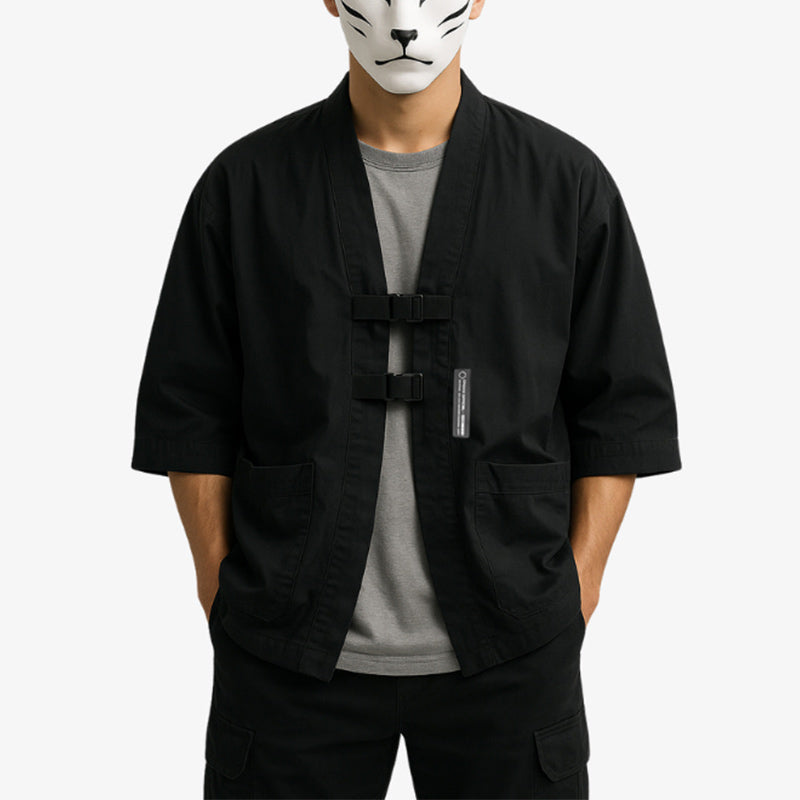 Una chaqueta Techwear Mexico de color negra con un diseño futurista inspirado en el kimono japonés, influenciada por la moda callejera de Harajuku y diseñada para ofrecer funcionalidad y estilo.