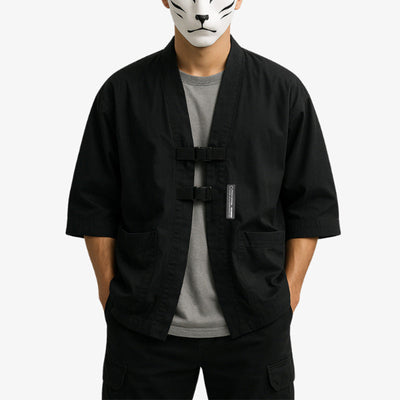 Una chaqueta Techwear Mexico de color negra con un diseño futurista inspirado en el kimono japonés, influenciada por la moda callejera de Harajuku y diseñada para ofrecer funcionalidad y estilo.