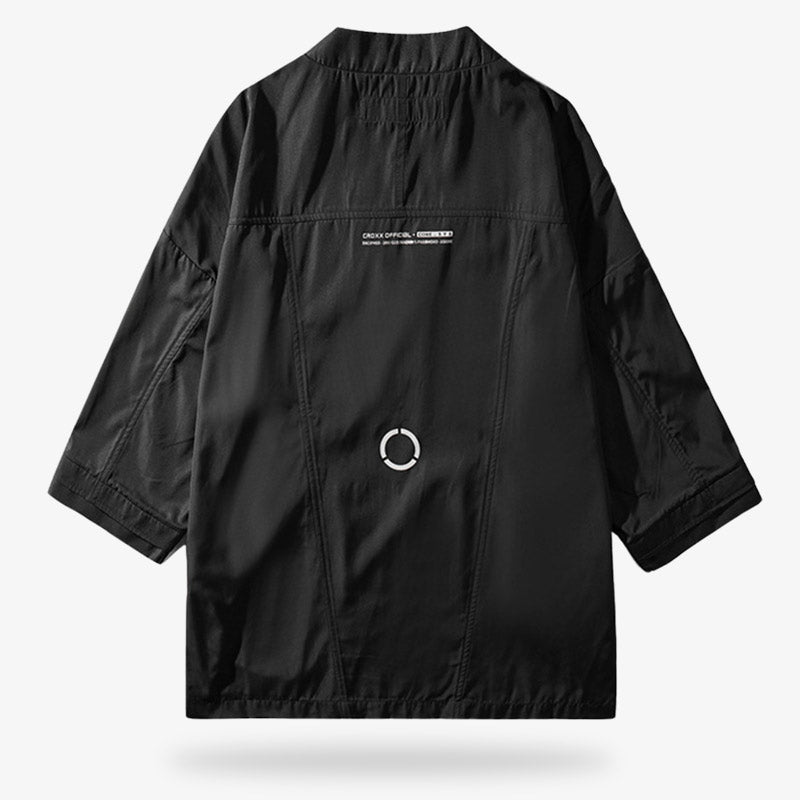 Una chaqueta techwear monterrey negra para un estilo urbano japonés oscuro.