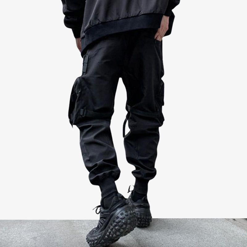 Este techwear pantalon hombre con muchos bolsillos. Este pantalón japonés negro está diseñado con múltiples bolsillos.