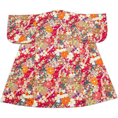 Detalle del tejido del kimono rojo japonés
