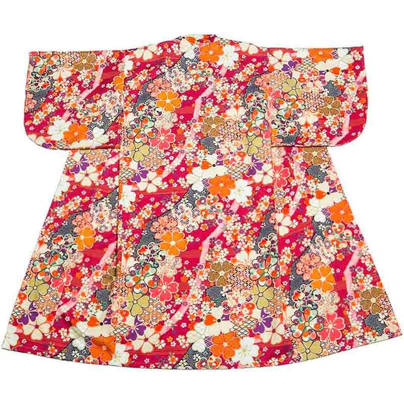 Detalle del tejido del kimono rojo japonés