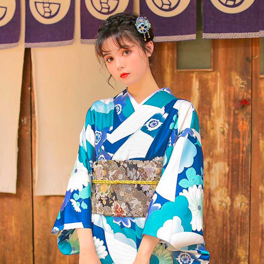 Detalle de tejido y motivo japonés en kimono mujer