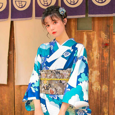 Detalle de tejido y motivo japonés en kimono mujer