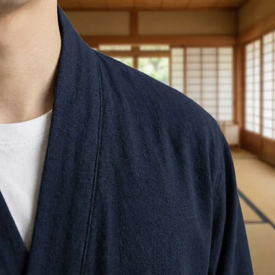 Primer plano del tejido y la manga del samue japonés hombre