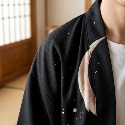 Primer plano del tejido y la manga del haori luna hombre