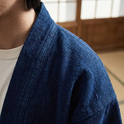 Primer plano de la textura de tela añil de la chaqueta haori