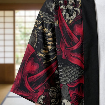 Primer plano de la tela estampada y la manga de un haori kimono yokai