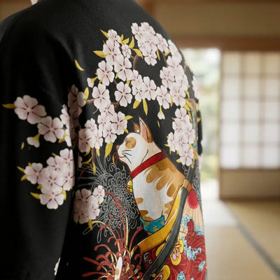 Primer plano del tejido y la manga del harajuku kimono