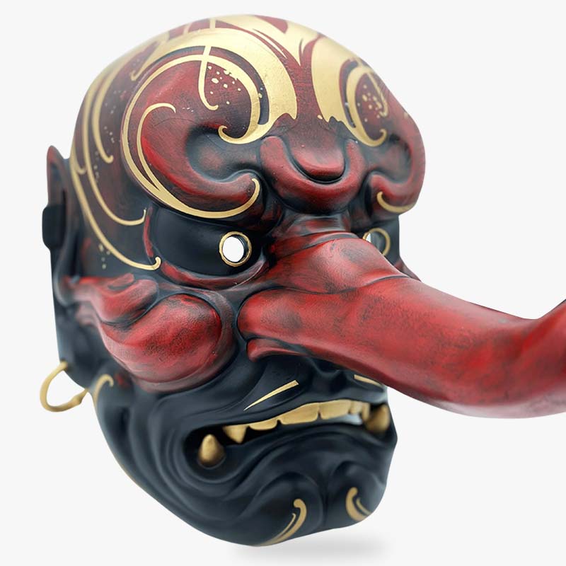 La tradicional Mascara Japonesa Tengu  es roja y dorada. La máscara del demonio oni tiene una gran nariz.
